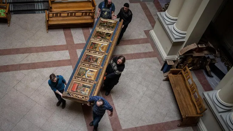 photographie_du_personnel_des_musées_ukréniens_protégeants_les_oeuvres_d'art